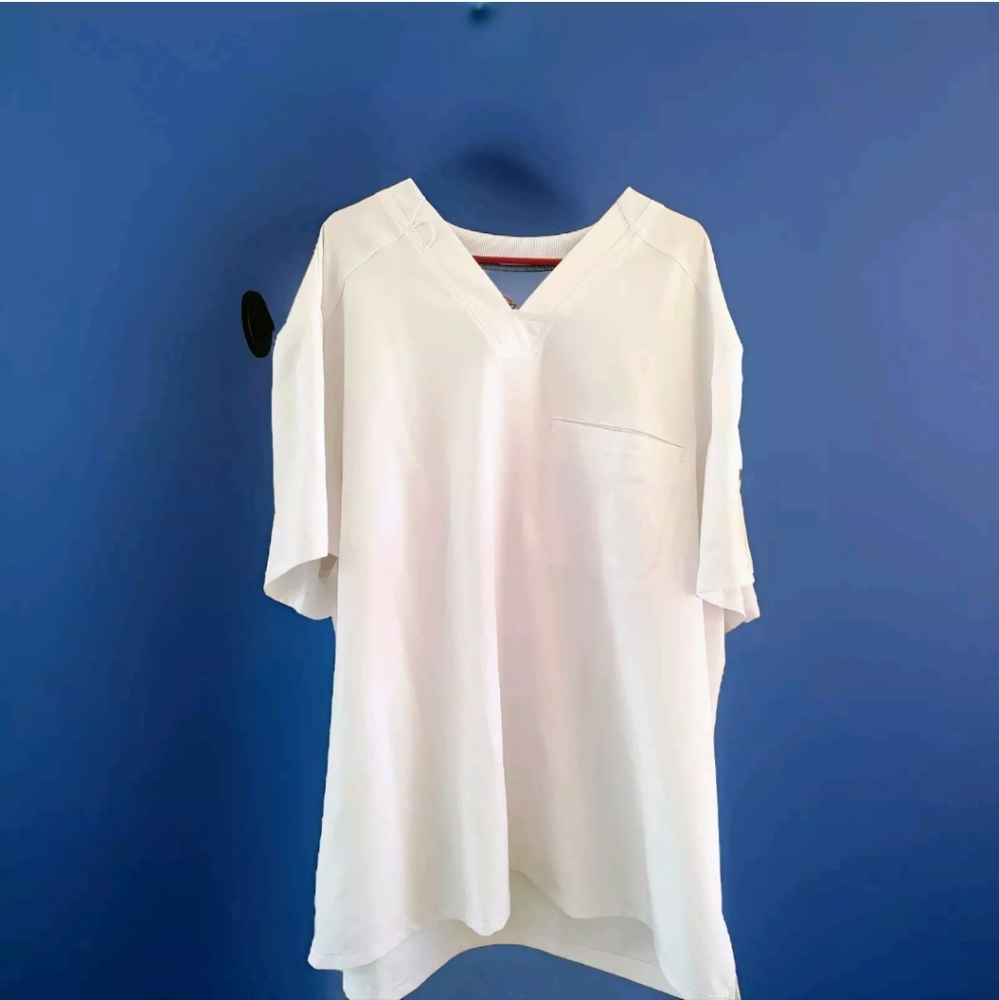 Dickies scrub top Size 4X.  White Short Sleeve Exclusive Decorations.